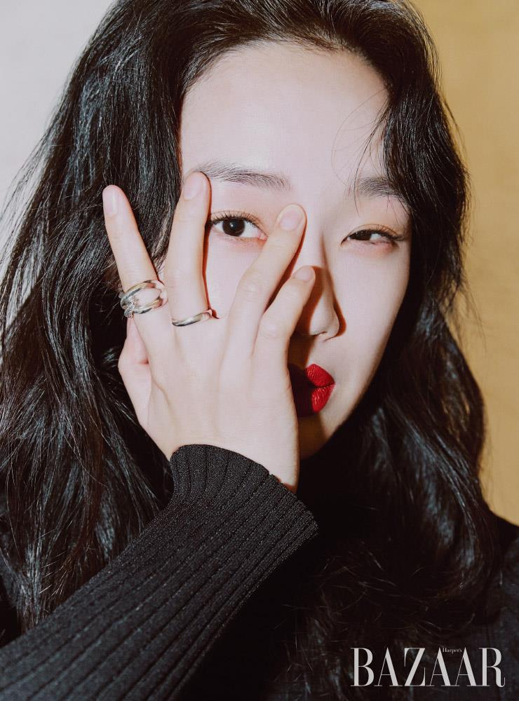 니트 드레스는 Off-White. 트위스트 반지는 John Hardy. 심플한 실버 반지는 Monica Vinader.