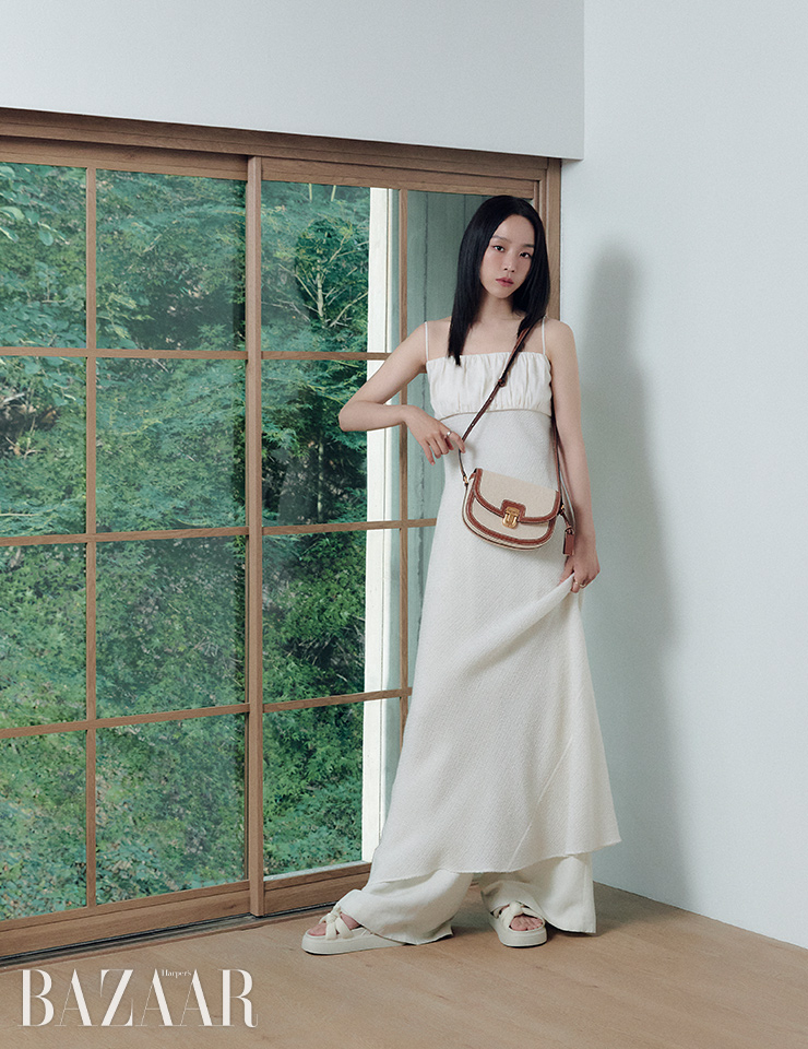 세렌디피티 크로스보디백은 33만8천원 Joy Gryson. 아이보리 원피스는 Gabriela Hearst. 화이트 팬츠는 Weekend MaxMara. 뮬은 TMS. 톱과 링은 스타일리스트 소장품.