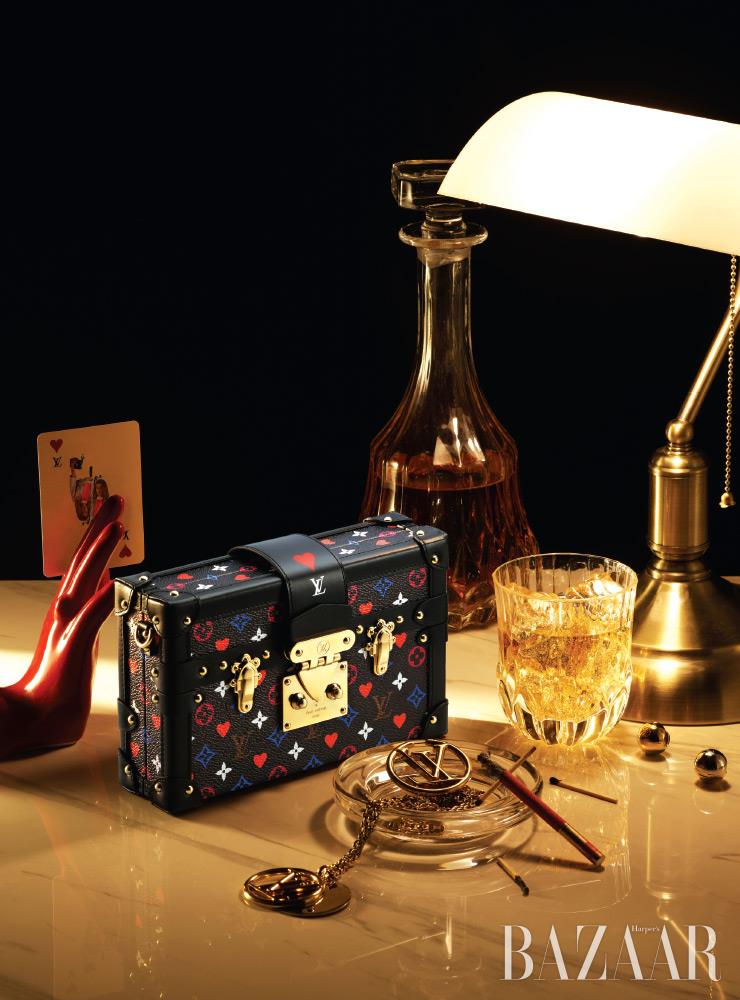 각진 형태가 돋보이는 ‘게임 온 쁘띠뜨 말’ 백은 Louis Vuitton.