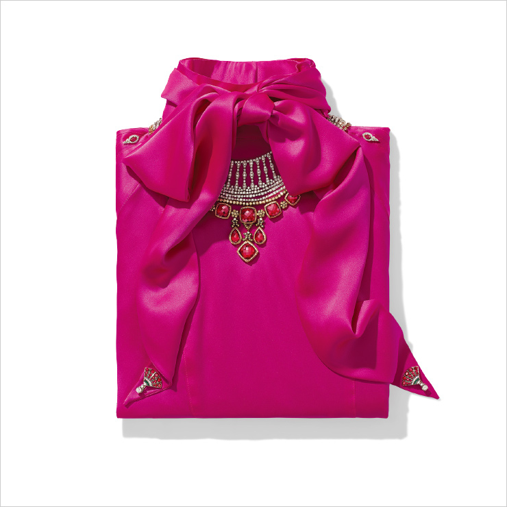 사다리 형태의 목걸이는 Pluie de Cartier High Jewelry. 그 아래 세 줄로 레이어링된 목걸이는 Cartier High Jewelry. 드롭형 목걸이, 어깨에 놓인 귀고리는 Le Vian. 리본 끝에 놓인 귀고리는 Bvlgari High Jewelry. 블라우스는 Christopher John Rogers.