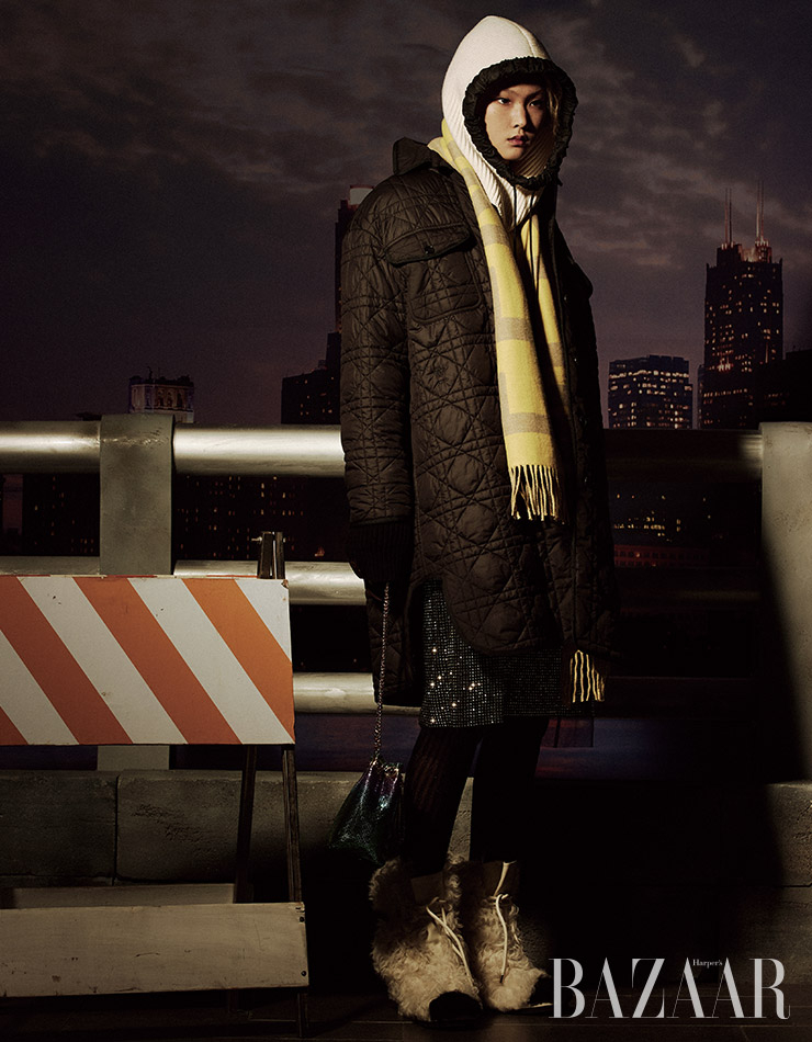 퀼팅 코트는 Dior. 풀오버, 니트 후드는 Louis Vuitton. 스커트는 4백만원대, 스타킹은 가격 미정 Prada. 머플러는 1백만원대 Fendi. 버킷 백, 시어링 부츠는 Chanel.