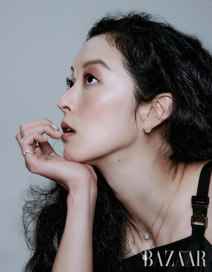 섬세한 다이아몬드 세팅에서 장인정신이 느껴지는 ‘로즈 디올 쿠튀르’ 귀고리, 레이어드한 두 개의 목걸이, 장미 줄기에서 영감받은 ‘브아 드 로즈’ 반지는 모두 Dior Joaillerie. 드레스는 Dior.