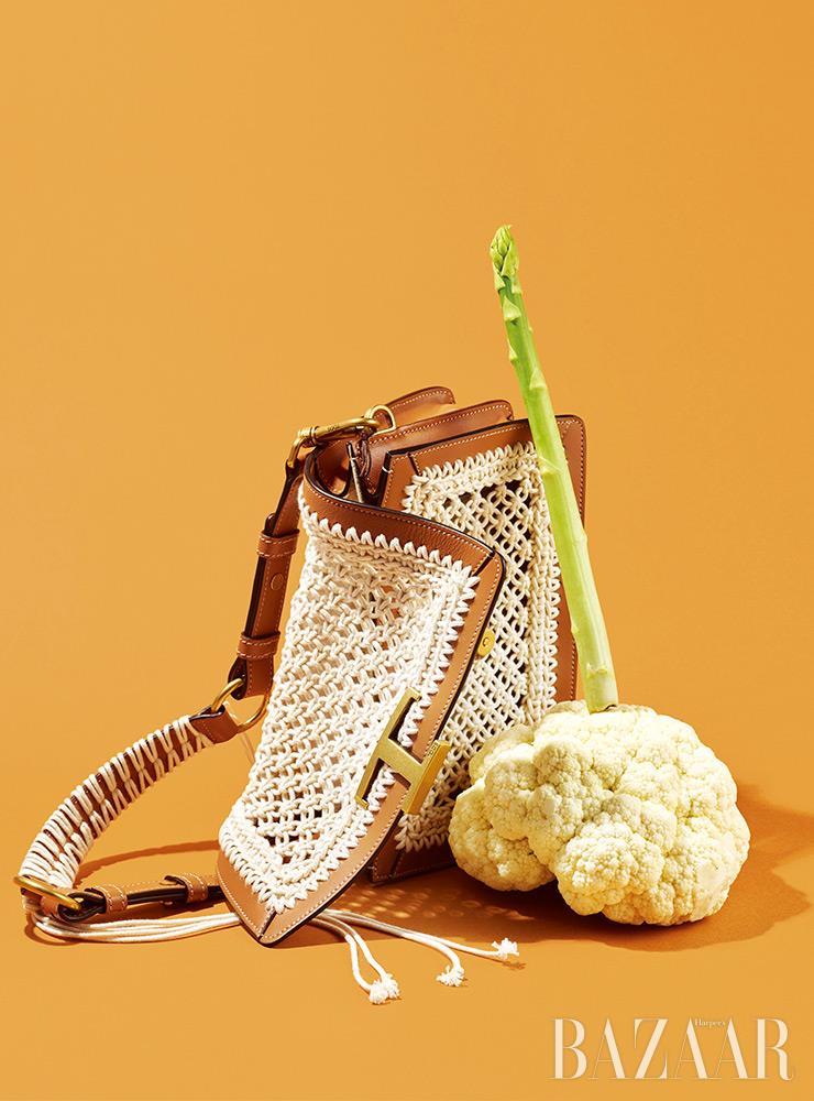 프린지 디테일의 네트 백은 3백만원대 Tod’s.