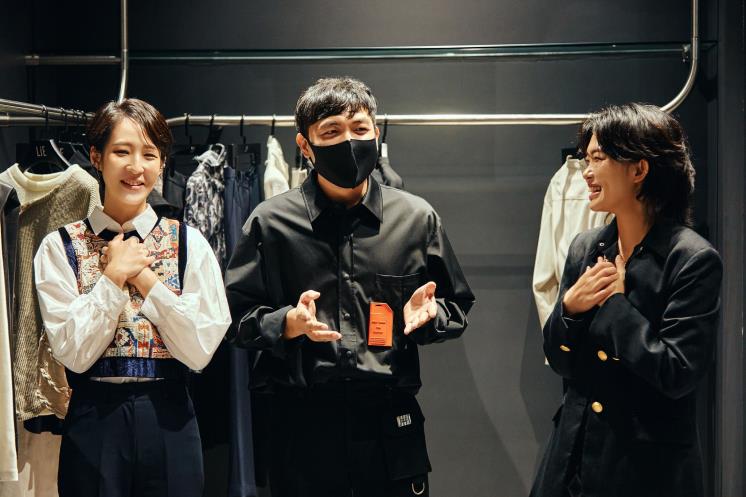해외 출장중인 이청청 디자이너를 대신해 라이브 방송 진행한 LIE의 박종민 MD