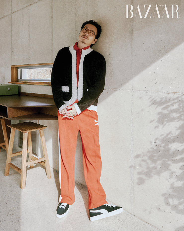 ‘T7’ 트랙수트는 17만8천원, ‘스웨이드 클래식’ 스니커즈는 9만9천원 PUMA. 카디건은 Andersson Bell. 안경은 Moscot. 반지는 배우 소장품.