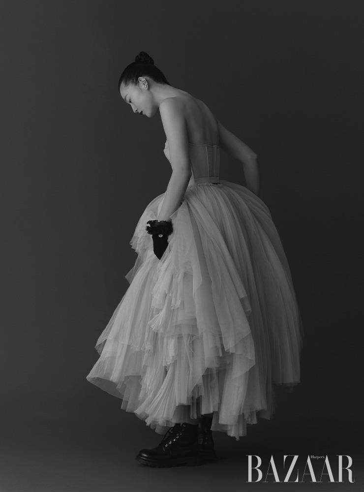 드레스, 레이어드한 이어커프, 부츠는 모두 Alexander McQueen. 레이스 장식 장갑은 Chanel.