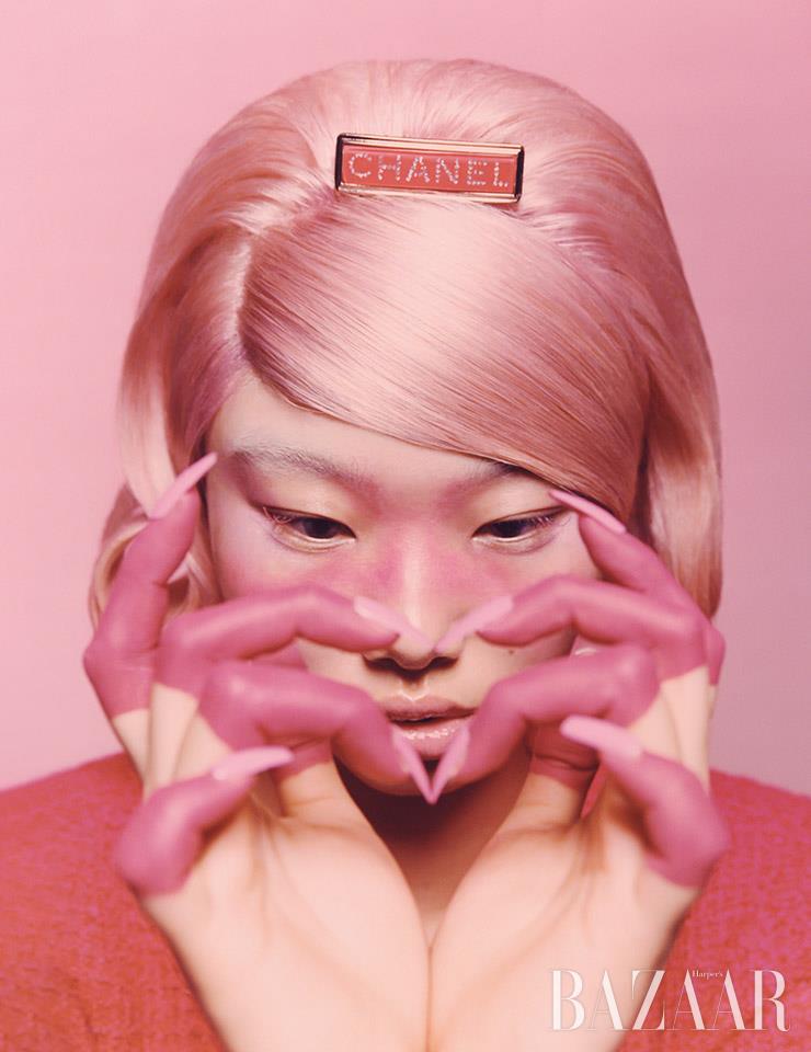 트위드 재킷, 헤어핀은 Chanel.