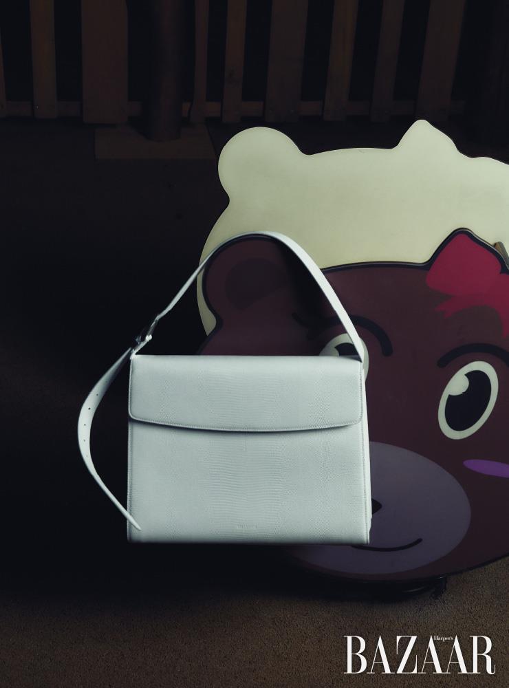 화이트 컬러 고스트 백은 Balenciaga.
