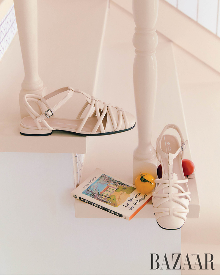 ‘애닌 스퀘어드’ 샌들은 Ecco.