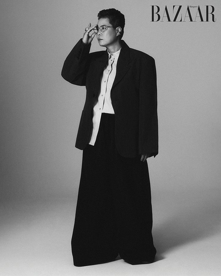 재킷은 Neu_in. 셔츠는 Massimo Dutti. 팬츠는 Cos. 이어커프는 Prada. 아이웨어는 Highcollar.