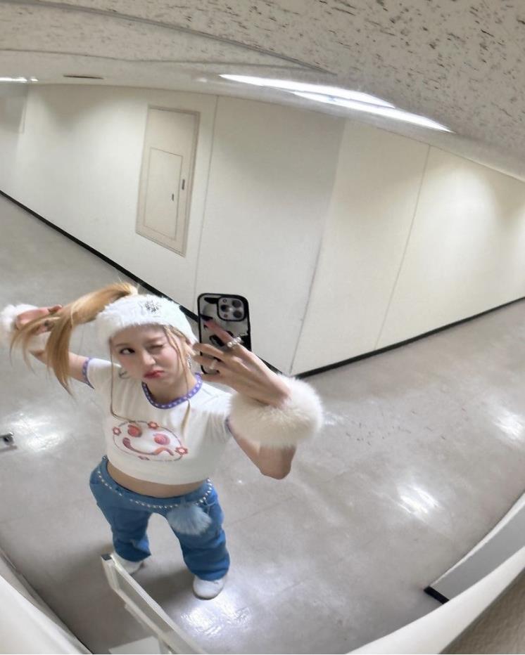 이미지 : 허윤진 인스타그램 (@jenaissante) 캡처