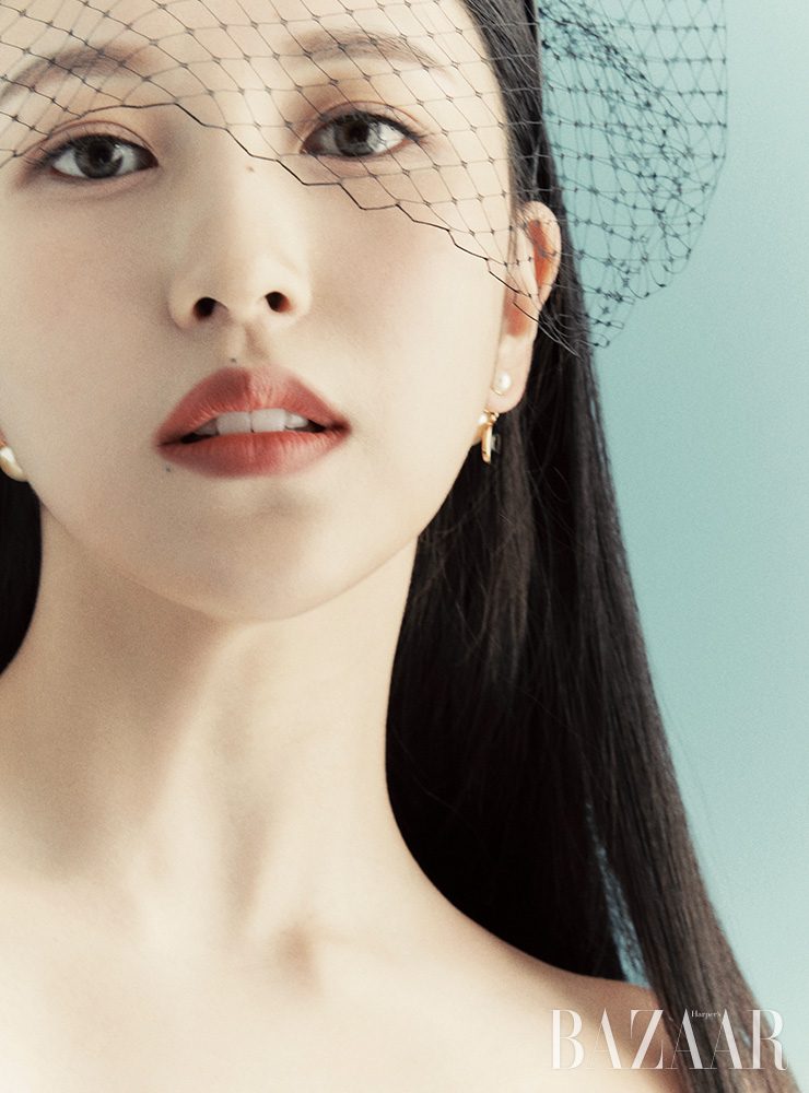 헤어밴드, 귀고리는 Dior.