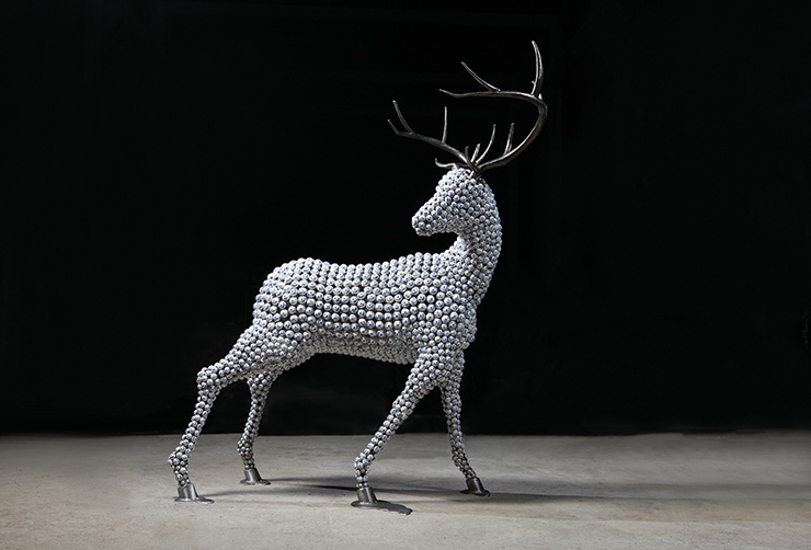 성동훈, <The White Kingdom>, 2015, Stainless steel, iron, ceramic, 200x130x245cm.