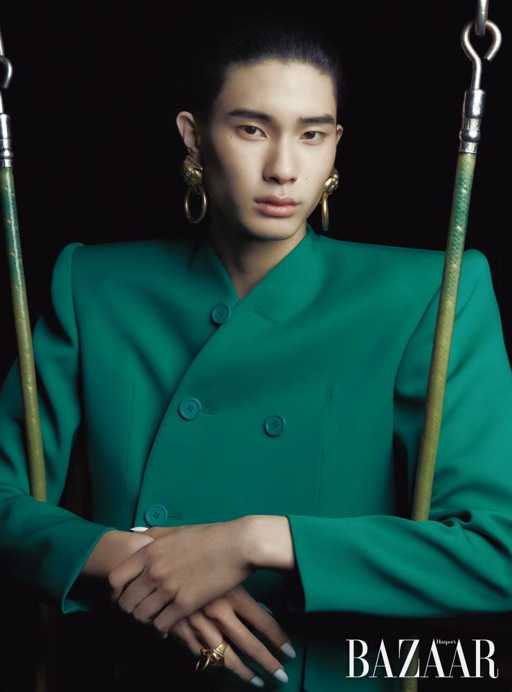 재킷, 귀고리, 반지는 모두 Balenciaga.