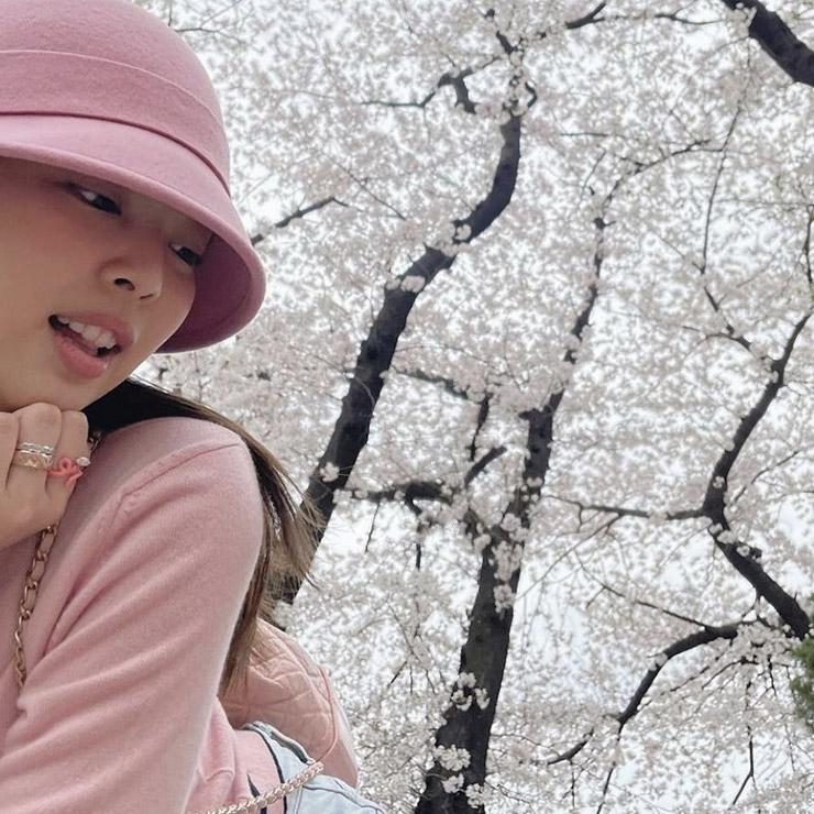 제니가 선택한 베아 본지아스카의 에나멜 주얼리.