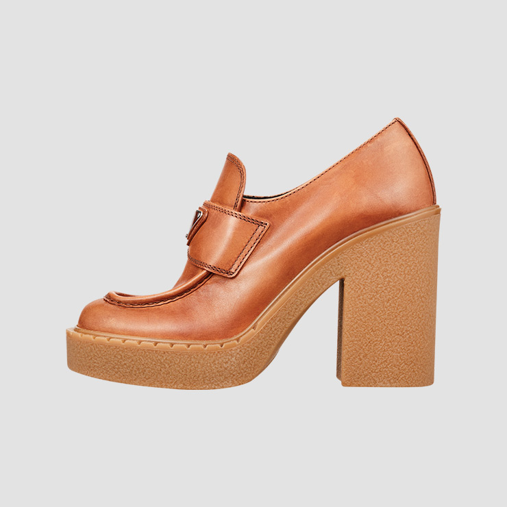 플랫폼 로퍼는 1백25만원 Prada.  