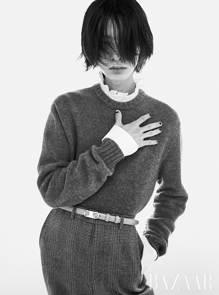 러플 셔츠, 니트 톱, 팬츠는 모두 Celine Homme by Hedi Slimane. 로고 벨트는 Celine.