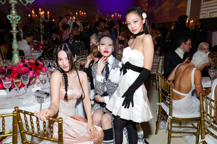Song Hye-kyo, Sora Choi and Jennie Kim attendsThe 2023 Met Gala Celebrating ″Karl Lagerfeld: A Line Of Beauty″ at The Metropolitan Museum of Art / Getty Images