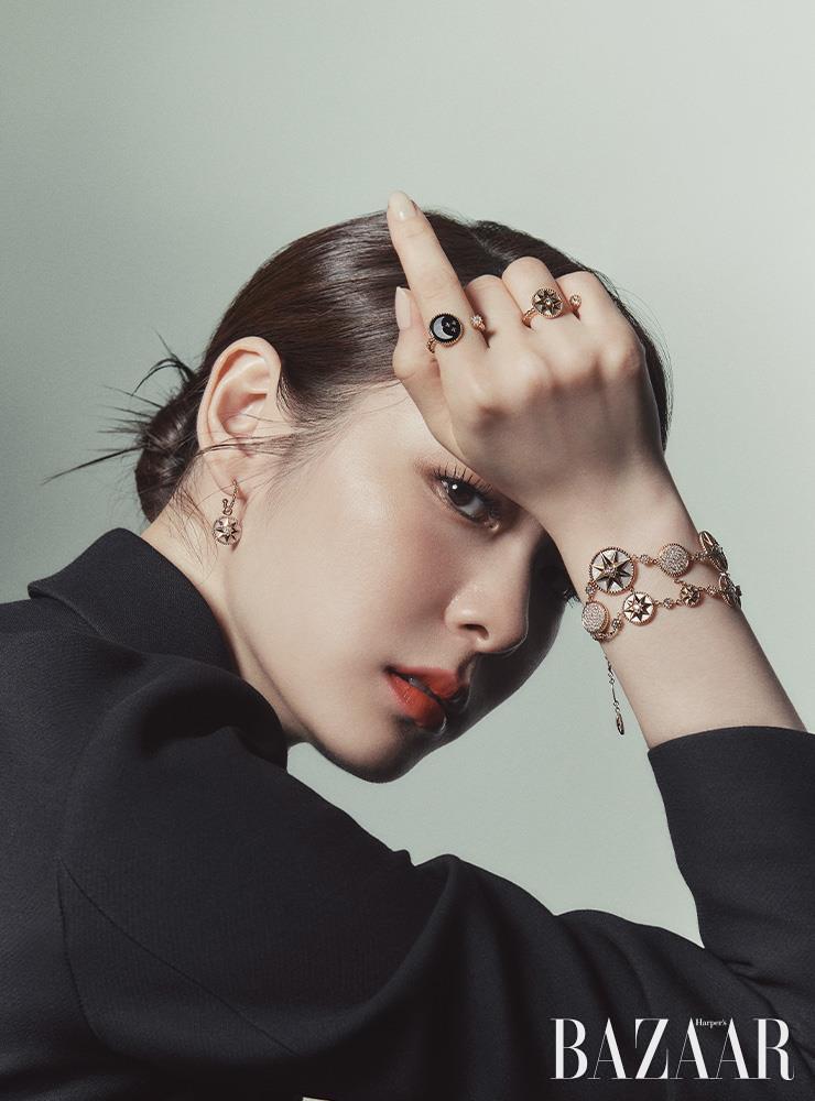 ‘로즈 드 방’ 컬렉션 이어링, 약지에 착용한 링, 브레이슬릿, 검지에 착용한 ‘로즈 셀레스트’ 링은 모두 Dior Joaillerie. 재킷은 Dior.