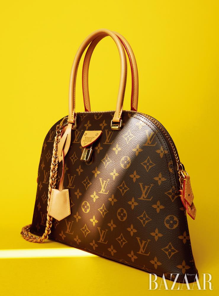구조적인 셰이프가 돋보이는 ‘LV 문 알마 백’은 Louis Vuitton. 