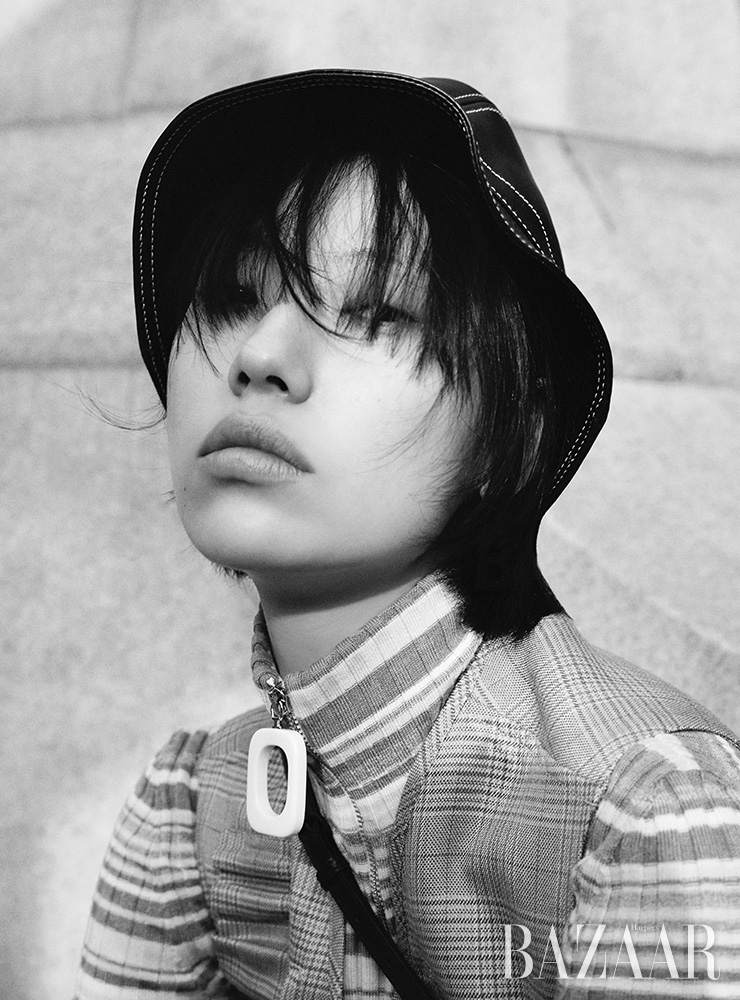 베스트는 58만원 Lee y. Lee y. 하이넥 톱은 99만원 JW Anderson. 가죽 소재 버킷 모자는 Dunhill.