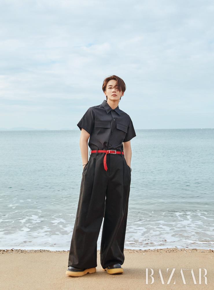 셔츠, 팬츠, 벨트, 슈즈는 모두 Bottega Veneta.