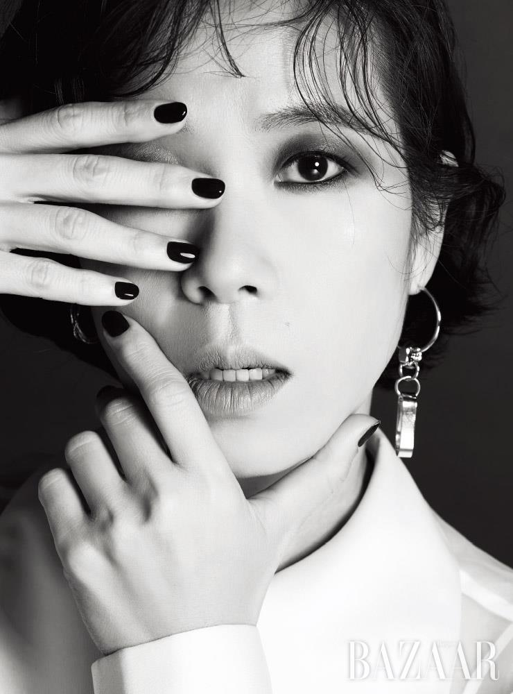 블라우스는 Dint. 귀고리는 Clever Move.