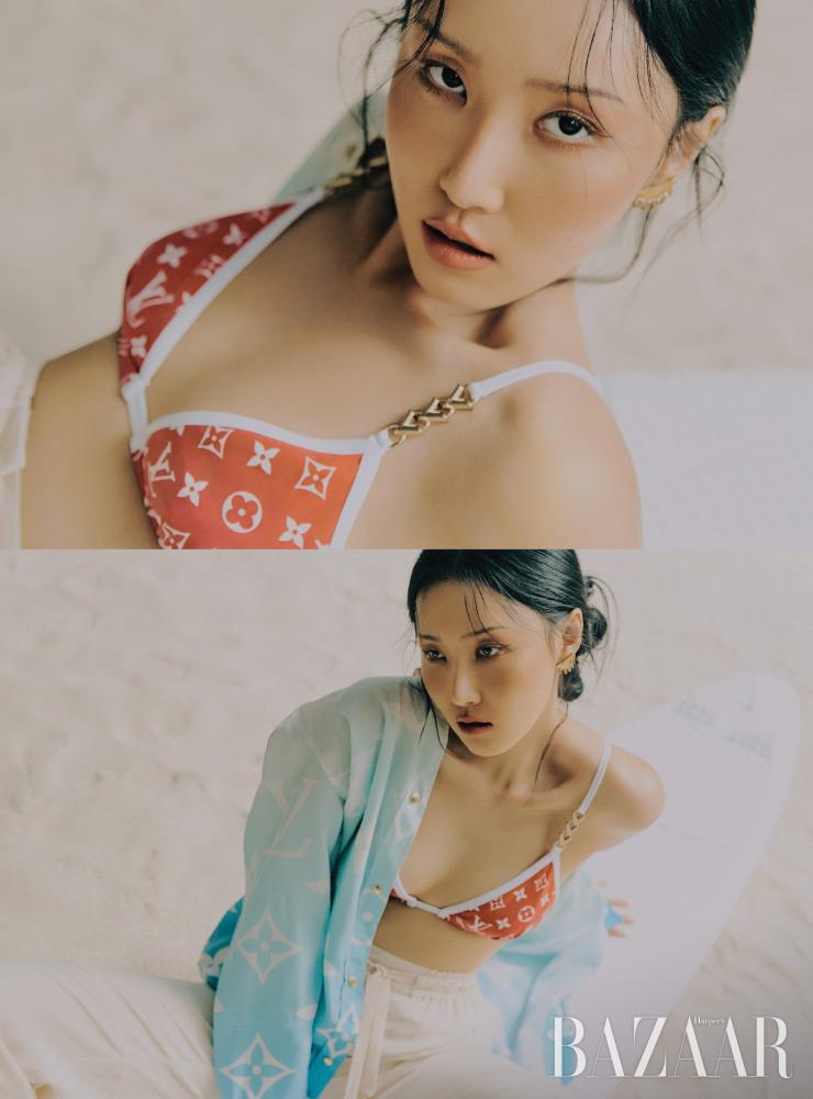 주얼 스트랩 장식의 비키니 톱, 셔츠, 팬츠, 귀고리는 모두 Louis Vuitton.