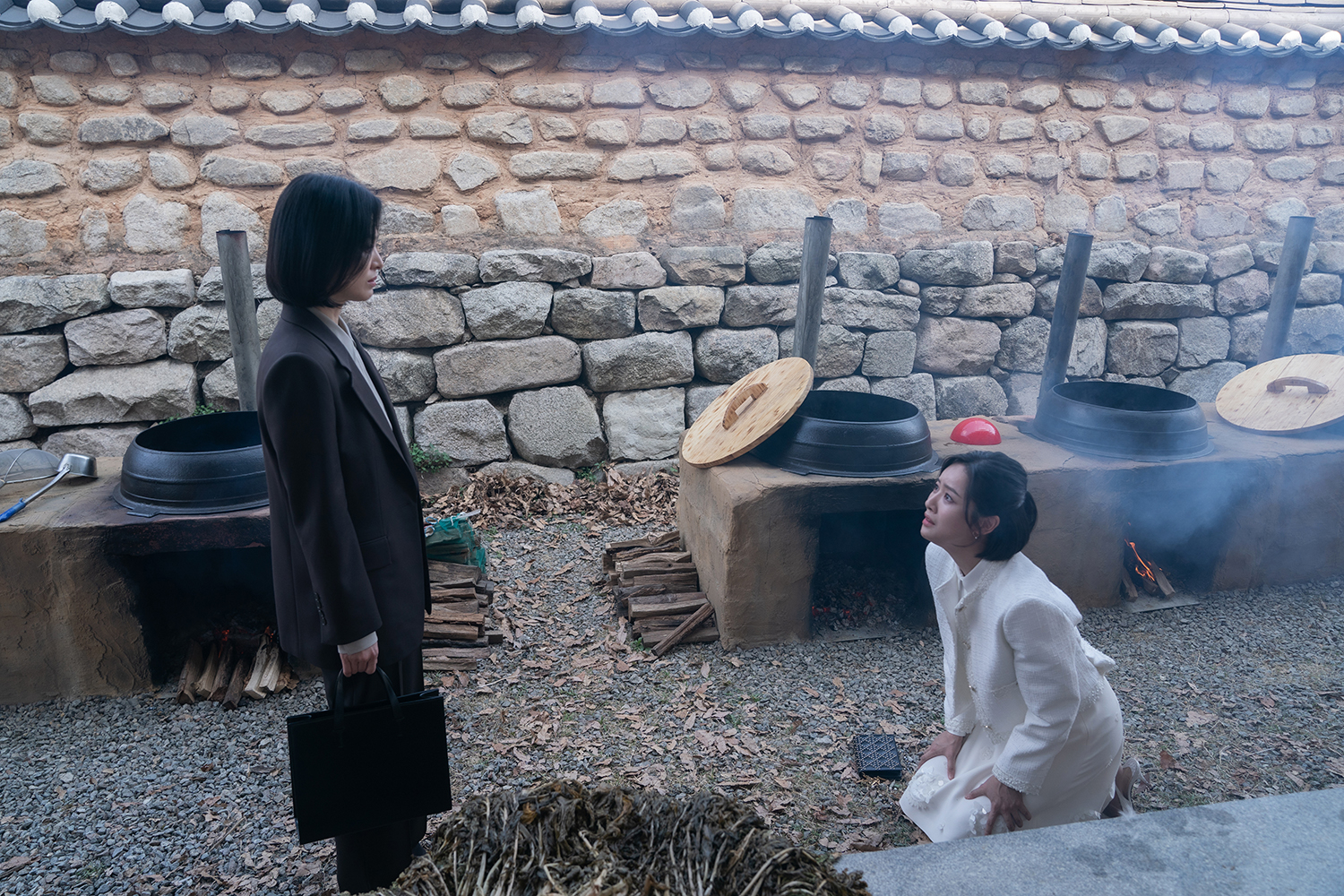 송혜교와 차주영 / 넷플릭스 시리즈 <더 글로리> 스틸