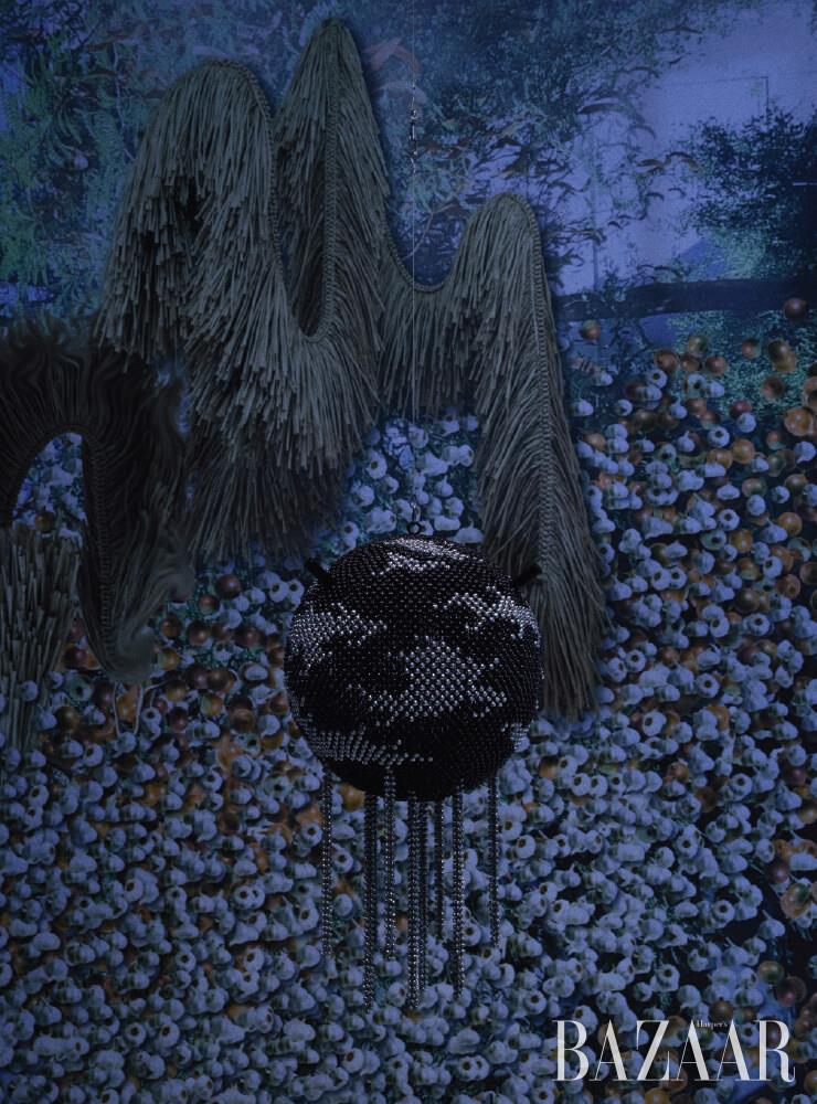  벽지작업 ‘배양과 소진’(2018) 앞에 놓인 ‘소리 나는 운동 지도’(2019).