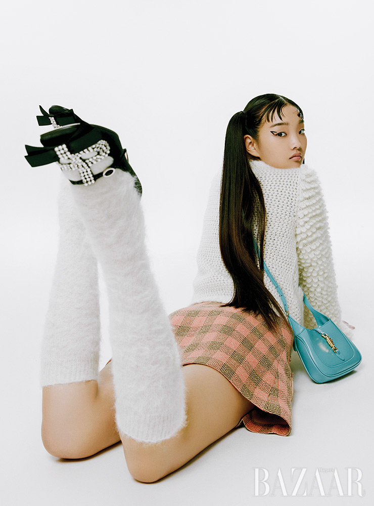 카디건, 스커트, ‘재키 1961’ 미니 백, 니삭스, 펌프스는 모두 Gucci.
