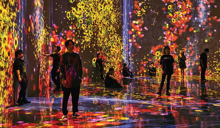 설치 중인 작품에서 포즈를 취한 teamLab. 
