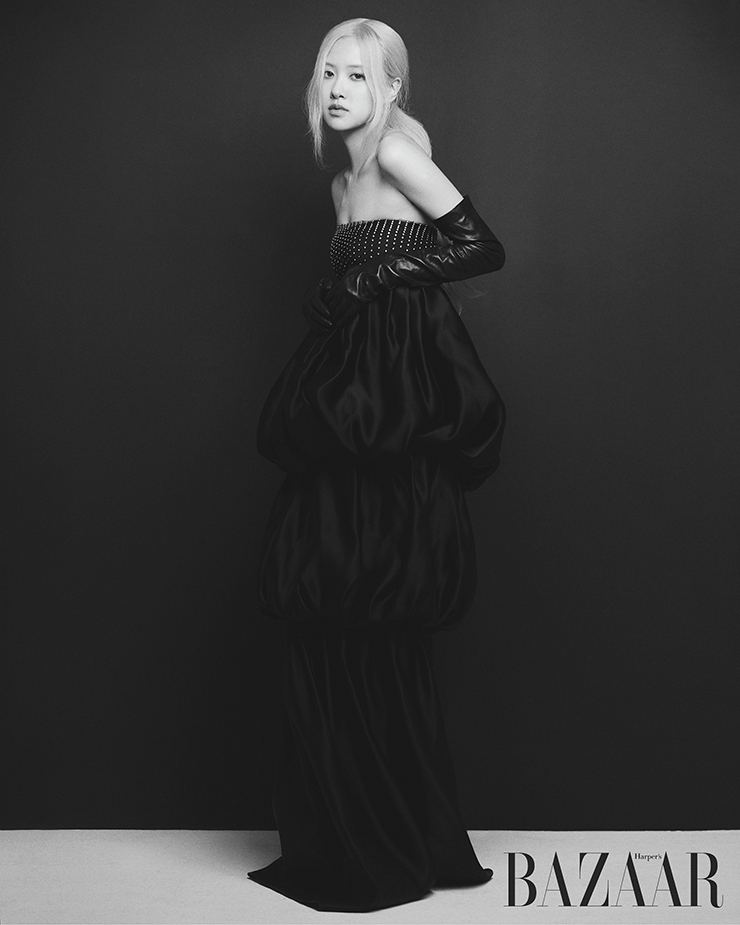 체인 톱, 볼륨 롱스커트, 장갑은 모두 Saint Laurent by Anthony Vaccarello. 이너로 입은 브라 톱은 스타일리스트 소장품.