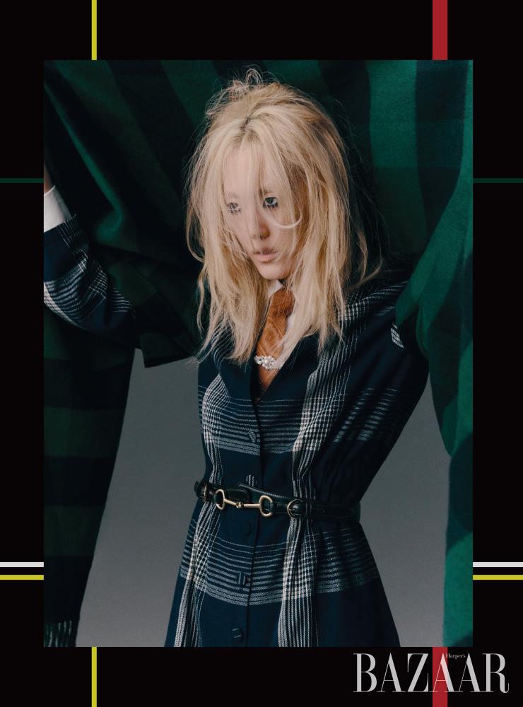 블랭킷 재킷은 Dior. 점프수트는 5백20만원, 셔츠는 1백20만원, 넥타이는 30만원 모두 Gucci. 넥타이 핀으로 활용한 헤어핀은 19만원 Simone Rocha by BOONTHESHOP. 벨트는 Celine by Hedi Slimane. 양손에 착용한 반지들은 모두 Louis Vuitton. 앵클부츠는 Herm&egrave;s.