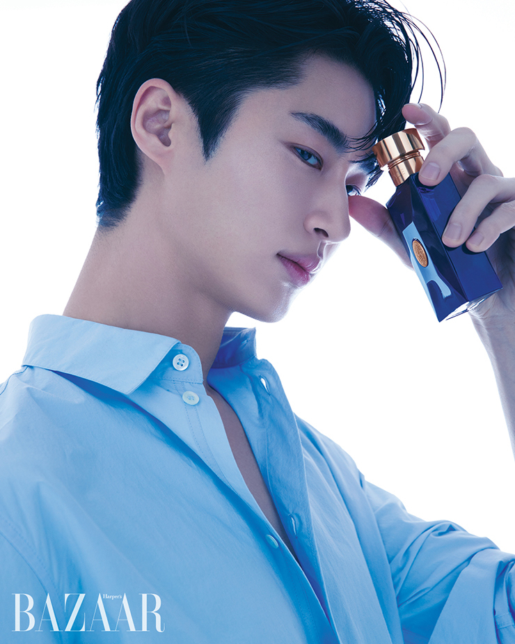 Versace 딜런 블루 뿌르 옴므 EDP 100ml 11만8천원. 셔츠는 Cos.