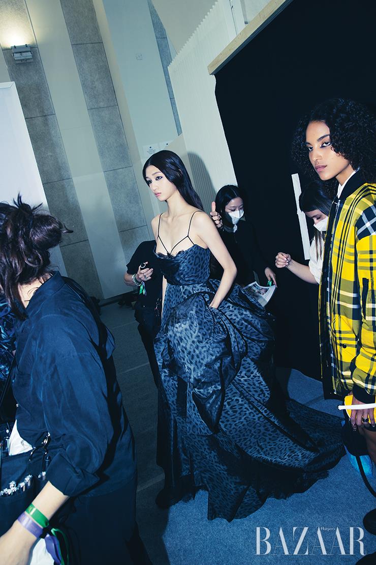 쇼 후반부를 책임진 우아한 실루엣의 드레스를 입고 있는 하나령. 