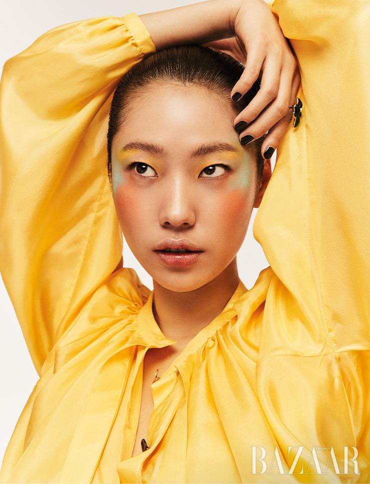 블라우스는 가격 미정 Eudon Choi. 반지는 32만2천원 Mulberry.