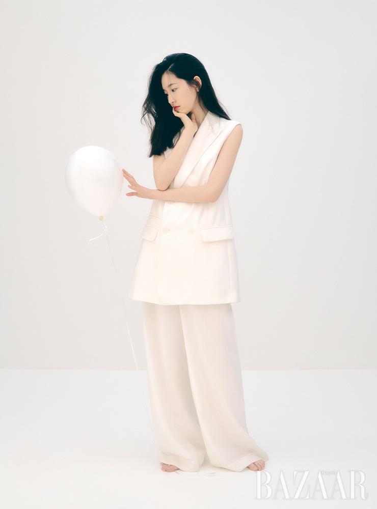 수트는 Sportmax. 