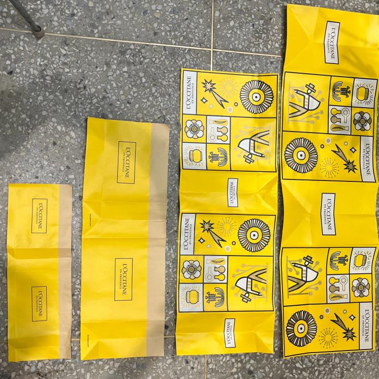 록시땅 종이 쇼핑백을 활용하기 위해 손잡이를 제거하고 커팅 후 펼치는 작업. 