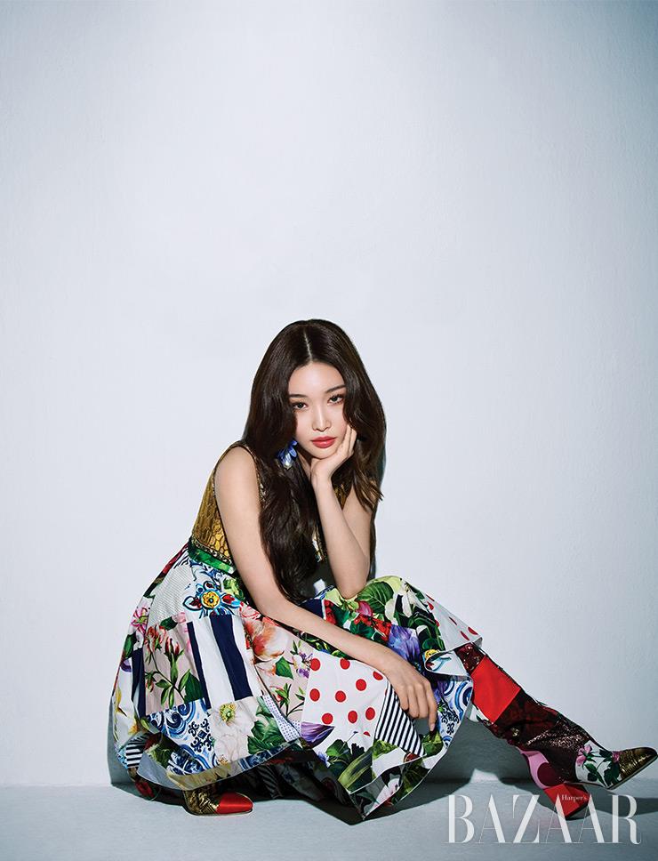 베스트, 드레스, 귀고리, 부츠는 Dolce&Gabbana.