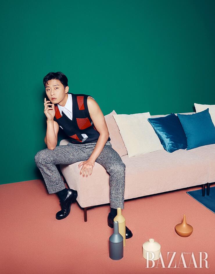 셔츠, 니트, 베스트, 팬츠, 슈즈는 모두 Prada. 