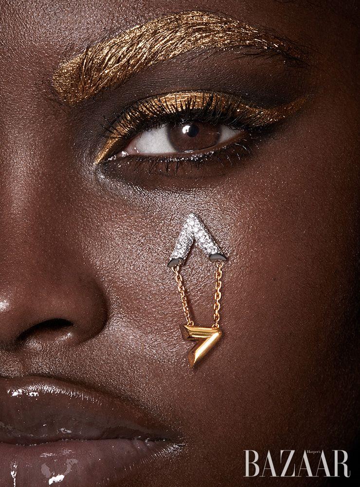 드롭 귀고리는 Louis Vuitton. BEAUTY BAZAAR 그래픽적인 아이 메이크업을 만드는 방법은 간단하다. Mac ‘리퀴드라스트 24-아워 워터프루프 라이너 인 네이키드 본드’(약 $22).