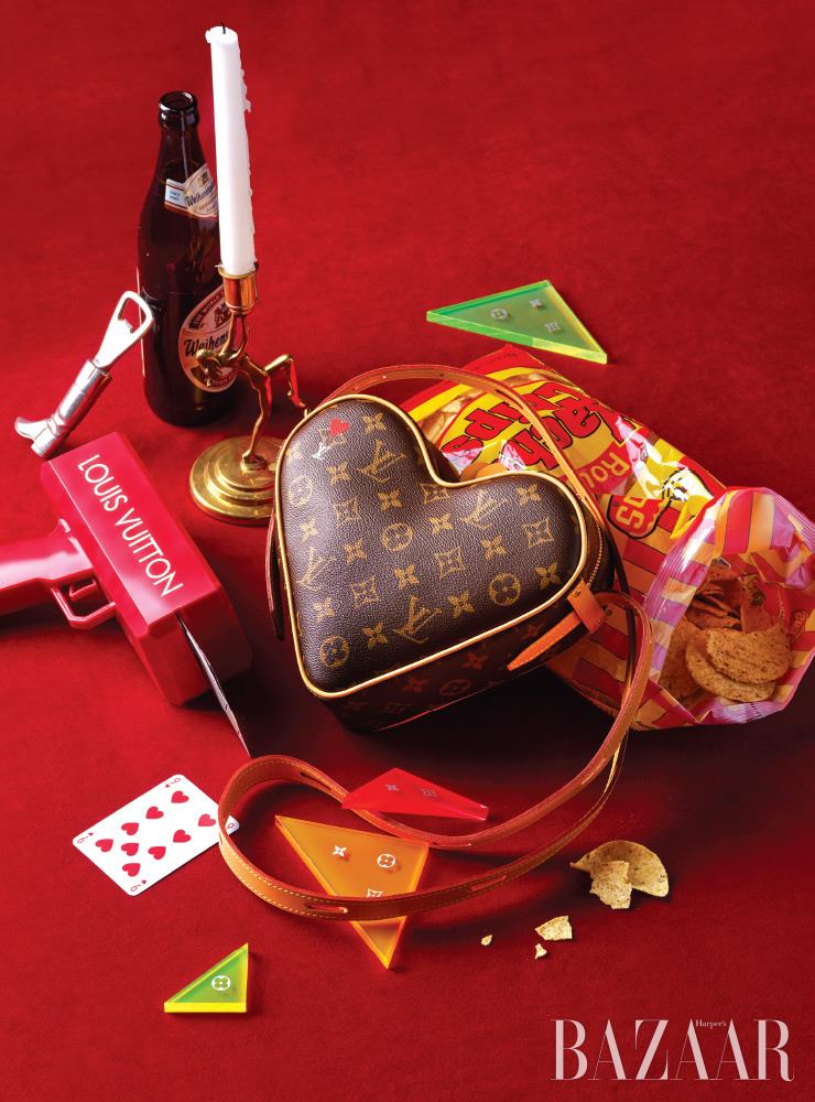 하트 실루엣의 ‘게임 온 하트’ 백은 Louis Vuitton.