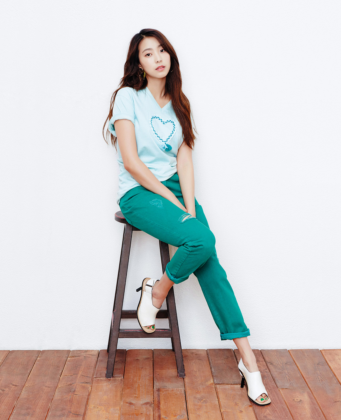 ‘하트 포 아이’ 티셔츠를 입은 보라.
