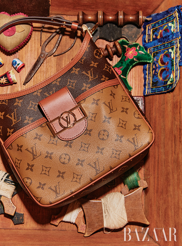 모노그램 패턴의 호보 백은 Louis Vuitton.