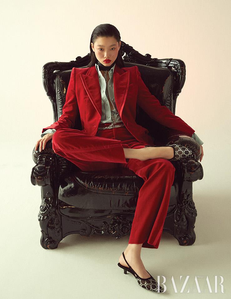 벨벳 재킷, 셔츠, 팬츠, 초커 체인 벨트, 크리스털 슬링백 슈즈는 모두 Gucci.