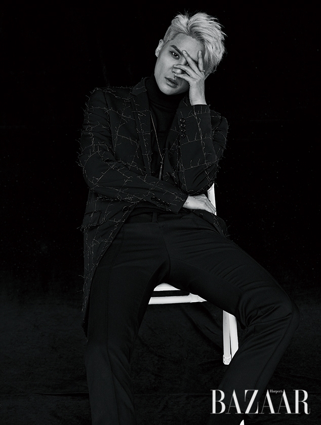 재킷, 터틀넥 니트, 슈즈는 모두 Dior Homme, 목걸이와 반지는 Venimeux, 팬츠는 스타일리스트 소장품. 