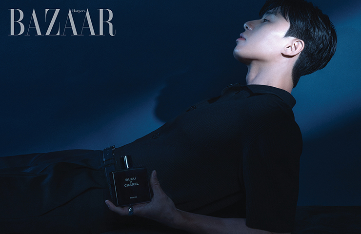 니트는 Sandro Homme. 팬츠, 벨트는 Our Legacy. 반지는 Chanel Coco Crush.