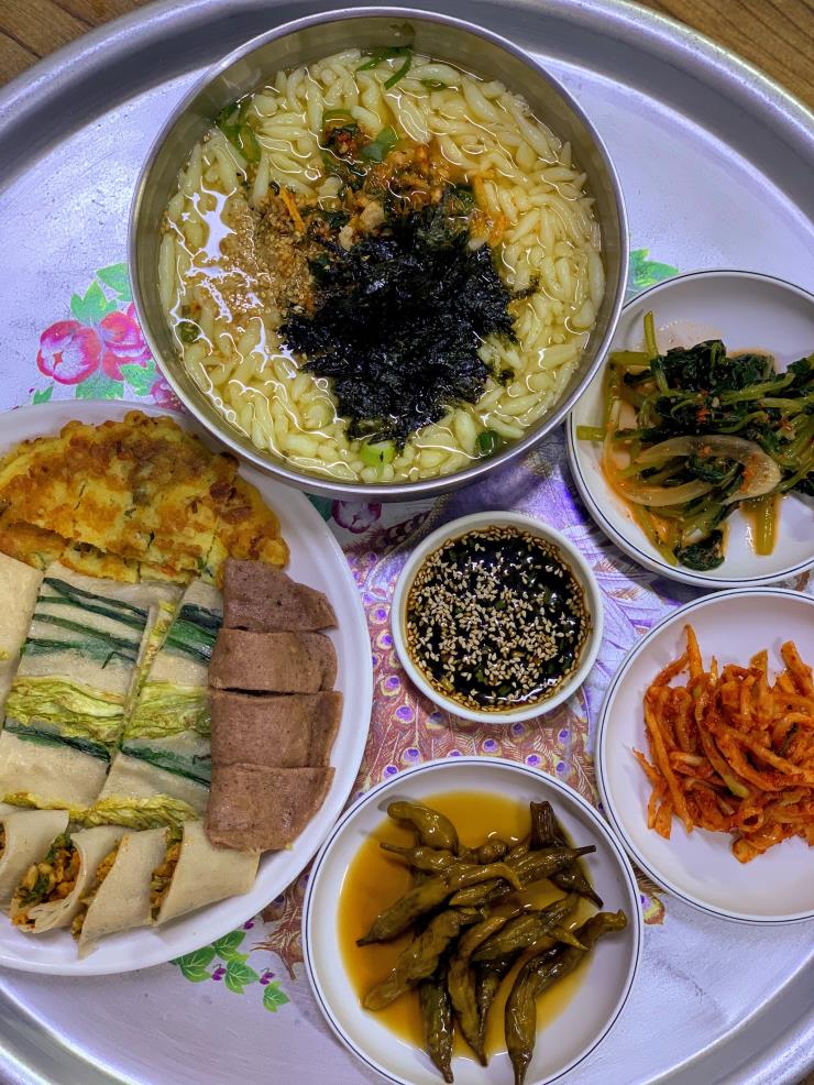 먹자골목에 위치한 황기막국수. 정선주민이 즐겨 찾는 식당으로 유명하다.