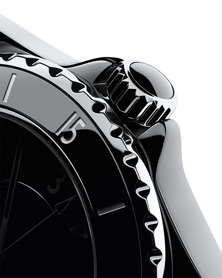 견고한 블랙 세라믹 카보숑을 세팅한 샤넬 J12 워치.